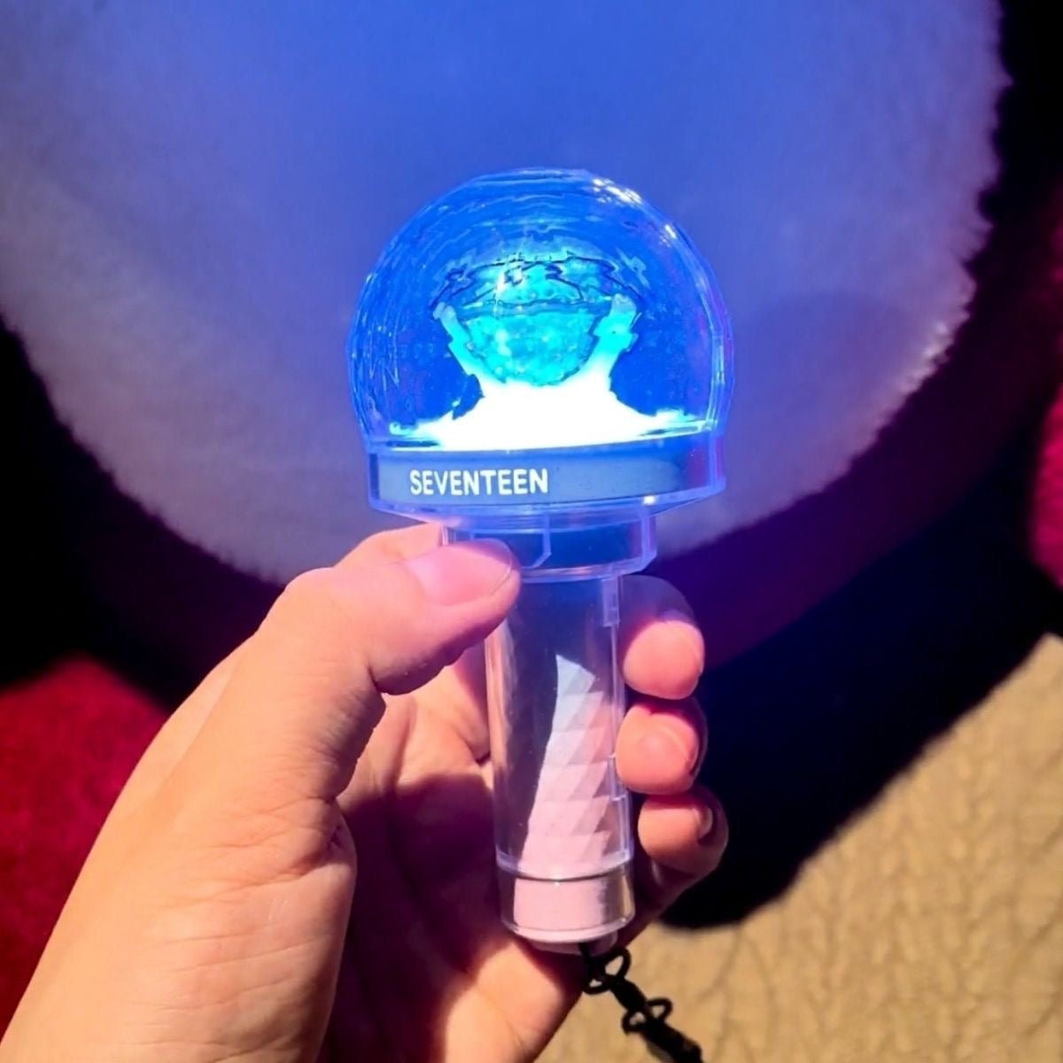 SEVENTEEN light stick keyring detail