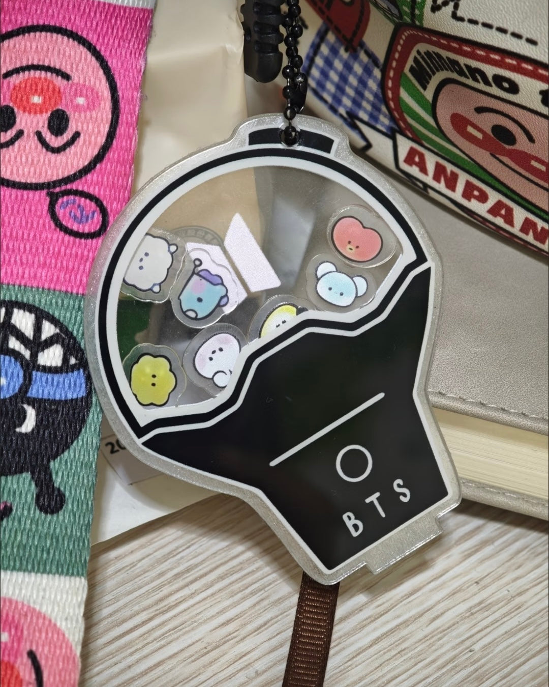 Llavero shaker de BTS x BT21